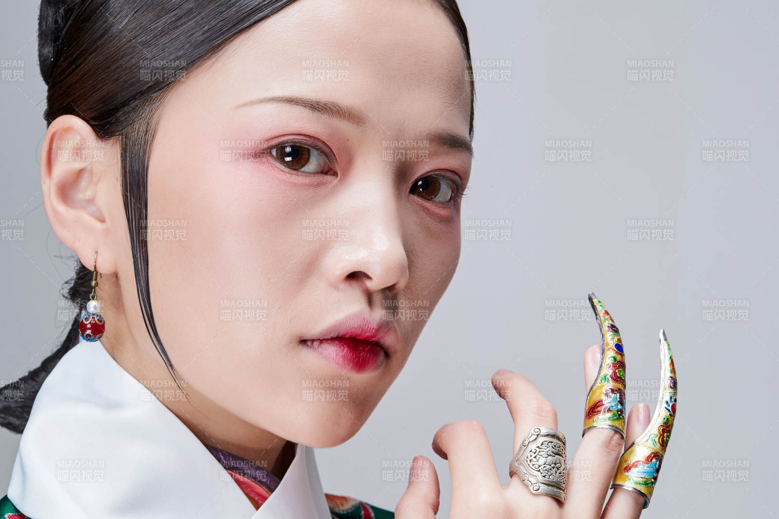 白色背景下的清代女性古装造型清朝古装图片