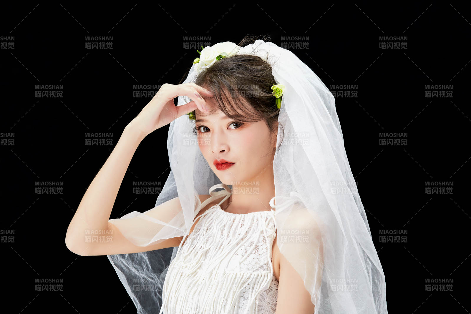 黑色背景下的美妆新娘彩妆人像图片