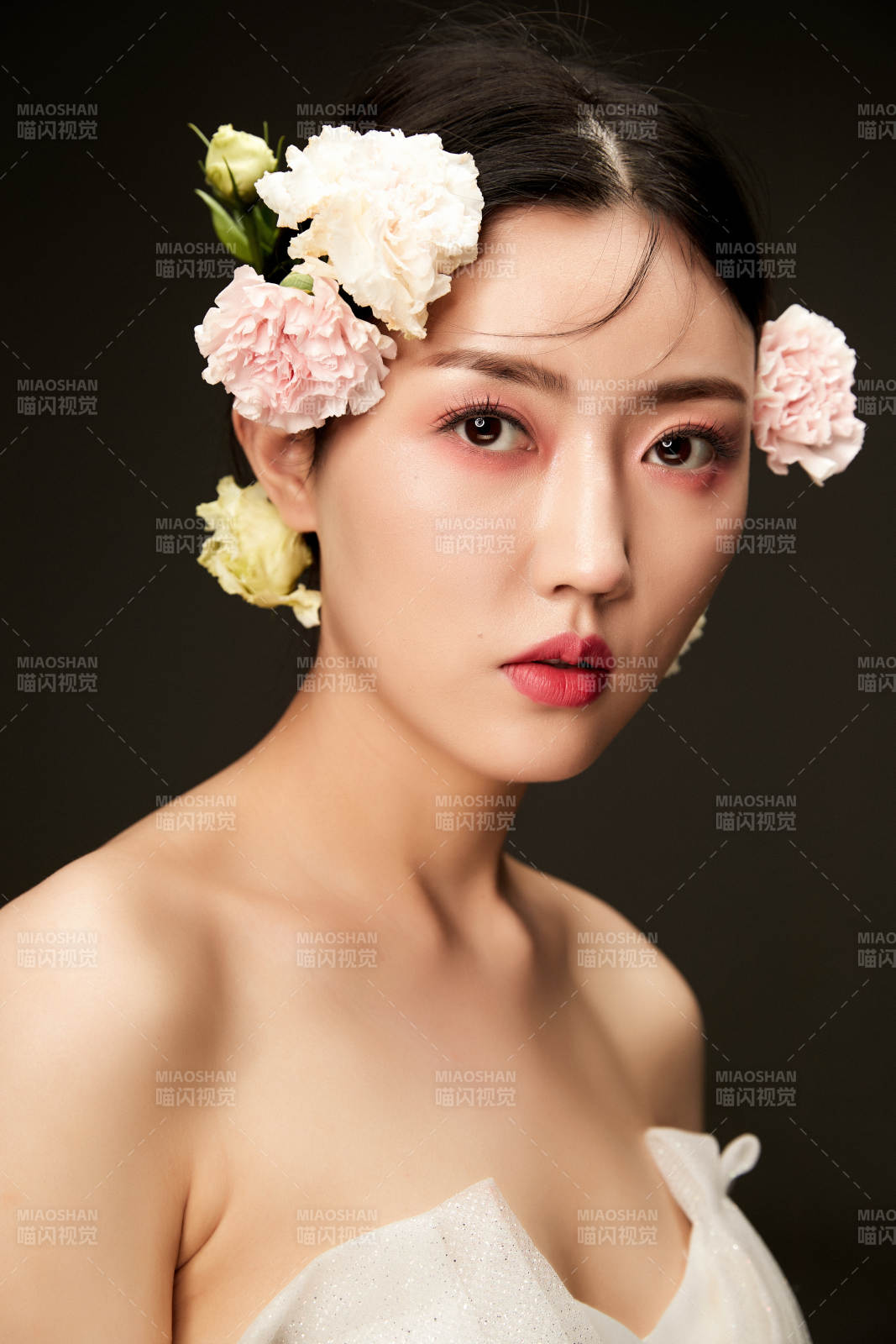 时尚亚洲女性婚纱妆面彩妆图片