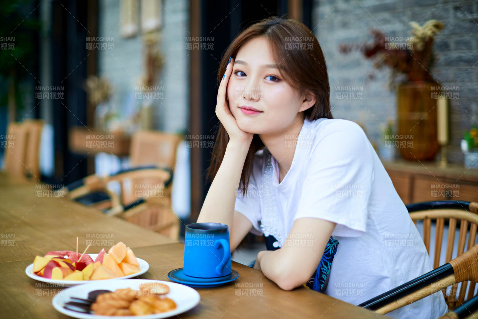 坐在咖啡图书馆吃东西的可爱少女图片