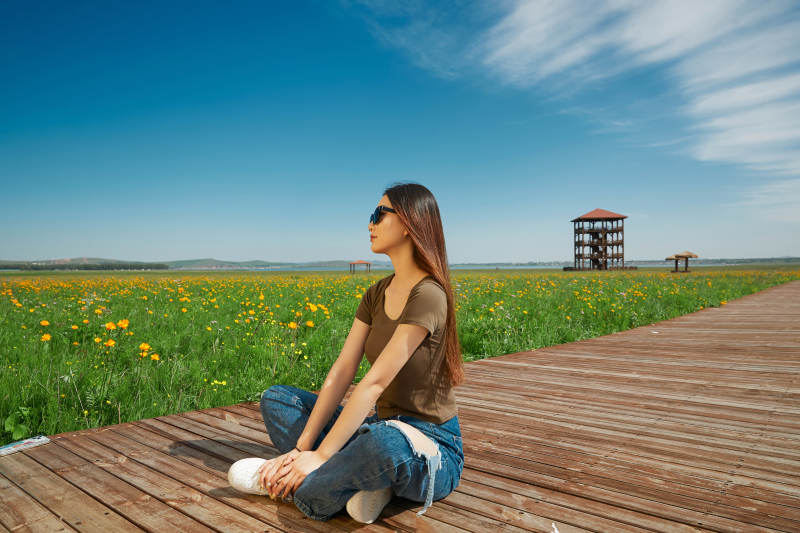 盛夏在草原湿地公园游玩的姑娘图片
