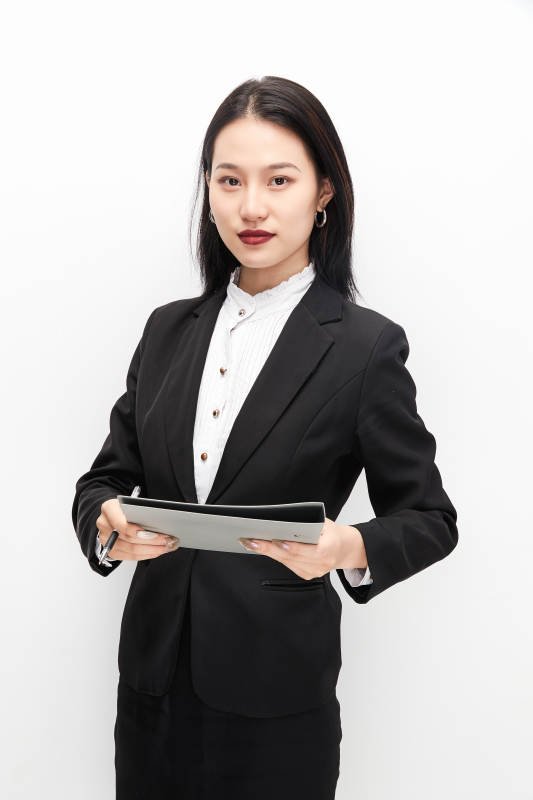 身穿西服拿着文件夹的美丽商务女士图片