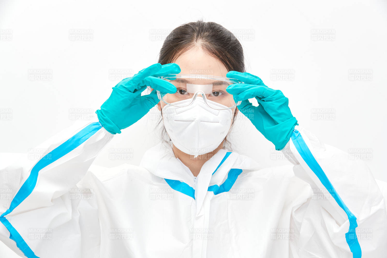 穿白色防护服佩戴护目镜口罩的女性医疗人员图片