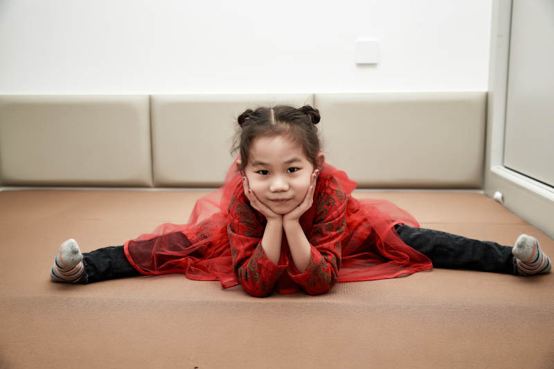 在家玩耍的亚洲小女孩图片