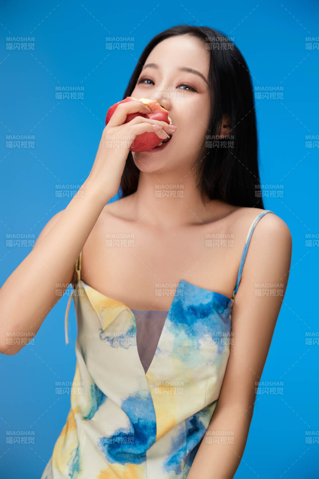 吃水果的亚洲东方长发少女图片