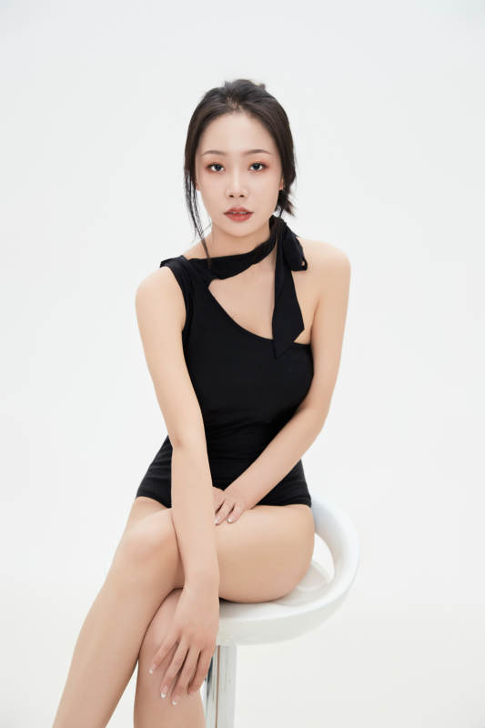 穿着运动泳装的亚洲美女图片