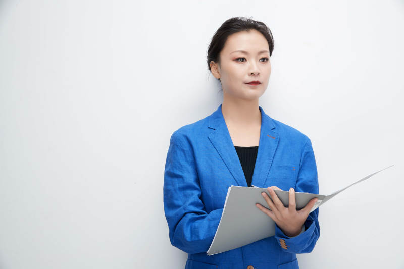 白色背景下拿着文件夹的美丽商务女士图片