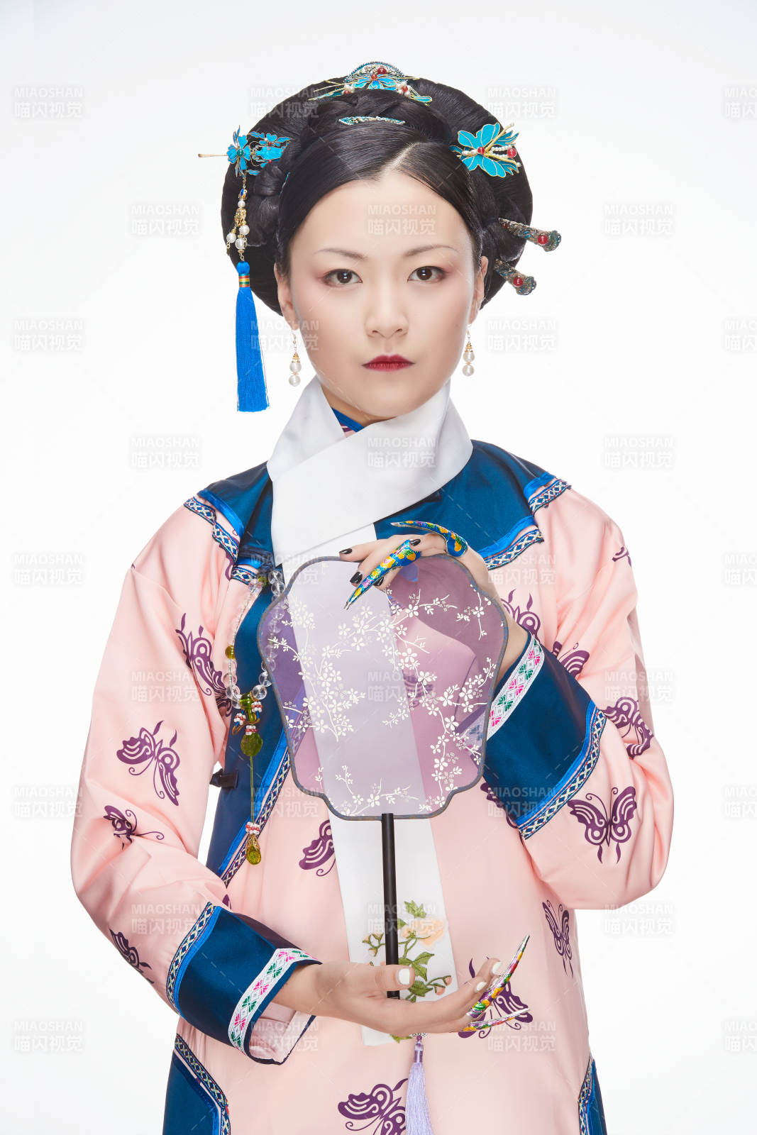 白色背景下的清代女性古装造型清朝古装图片