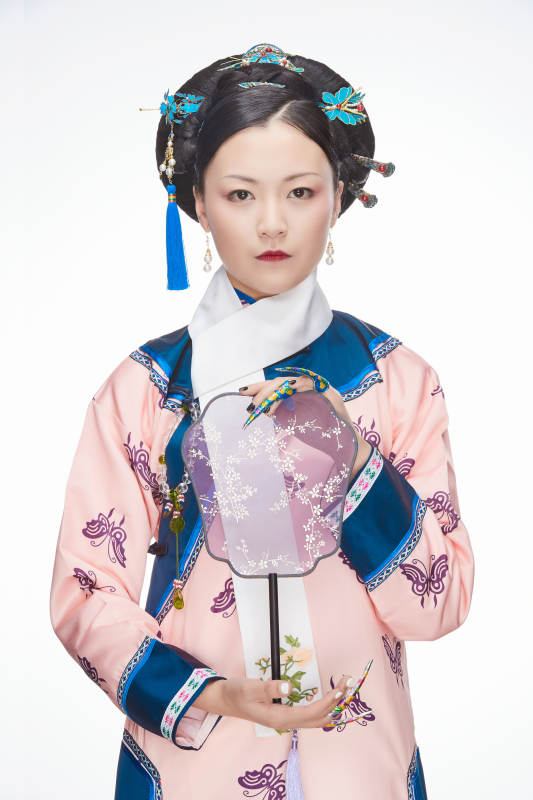 白色背景下的清代女性古装造型清朝古装图片