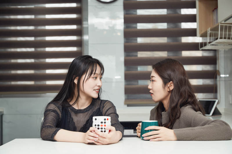 在餐厅喝咖啡闲聊的亚洲闺蜜图片