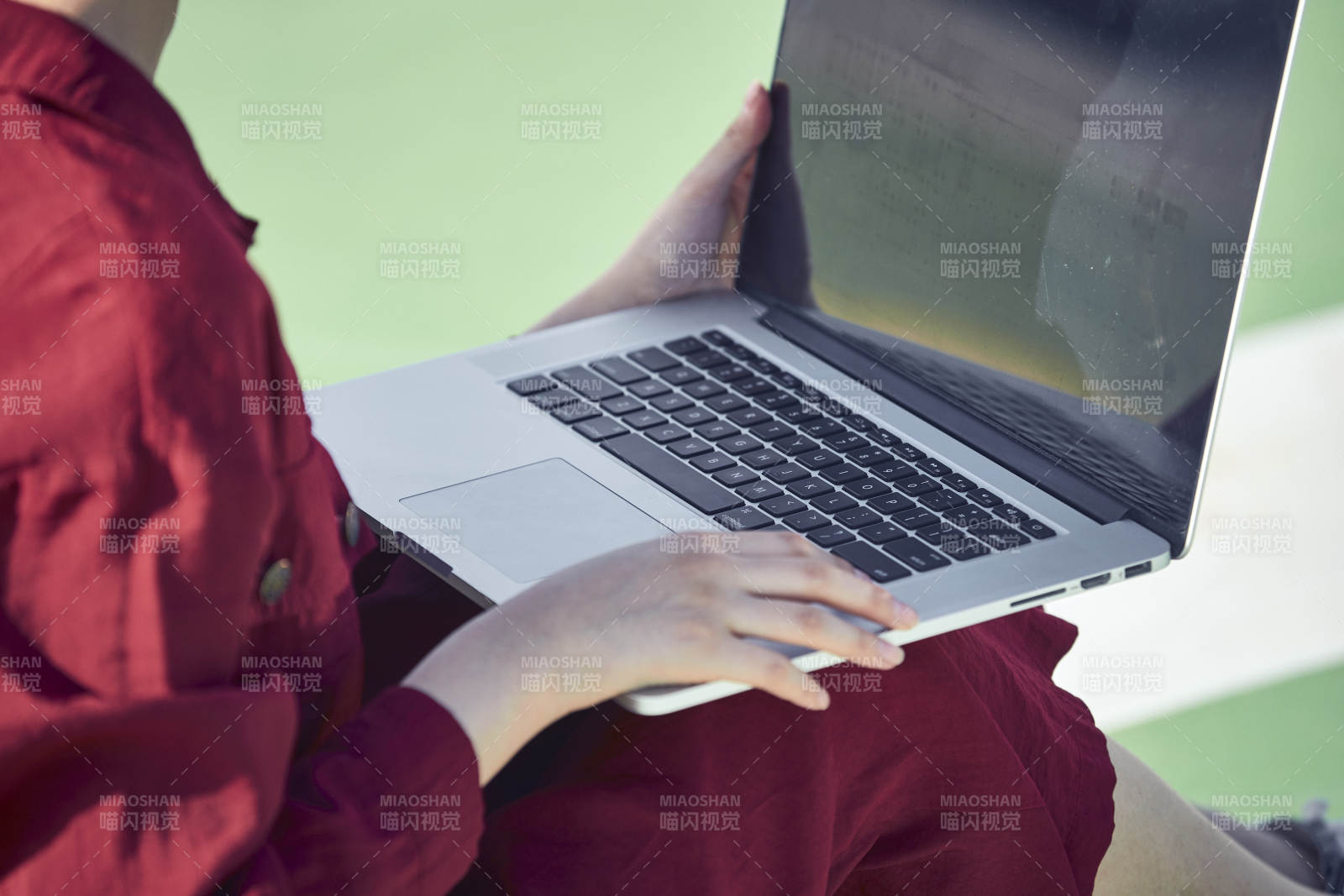 户外进行商务办公的青年女性局部特写图片