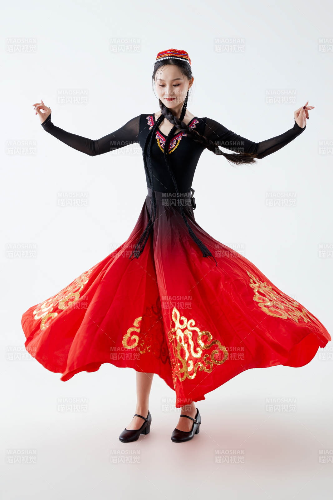 穿着新疆维吾尔族服饰跳舞的少女图片