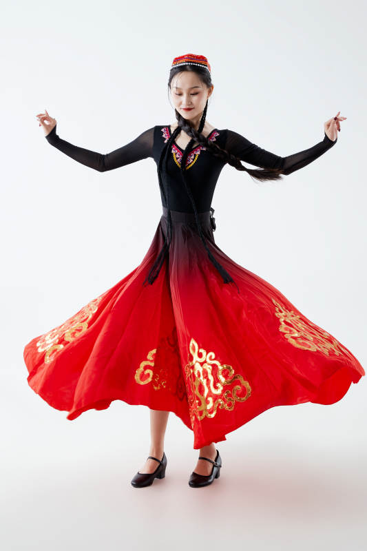 穿着新疆维吾尔族服饰跳舞的少女图片