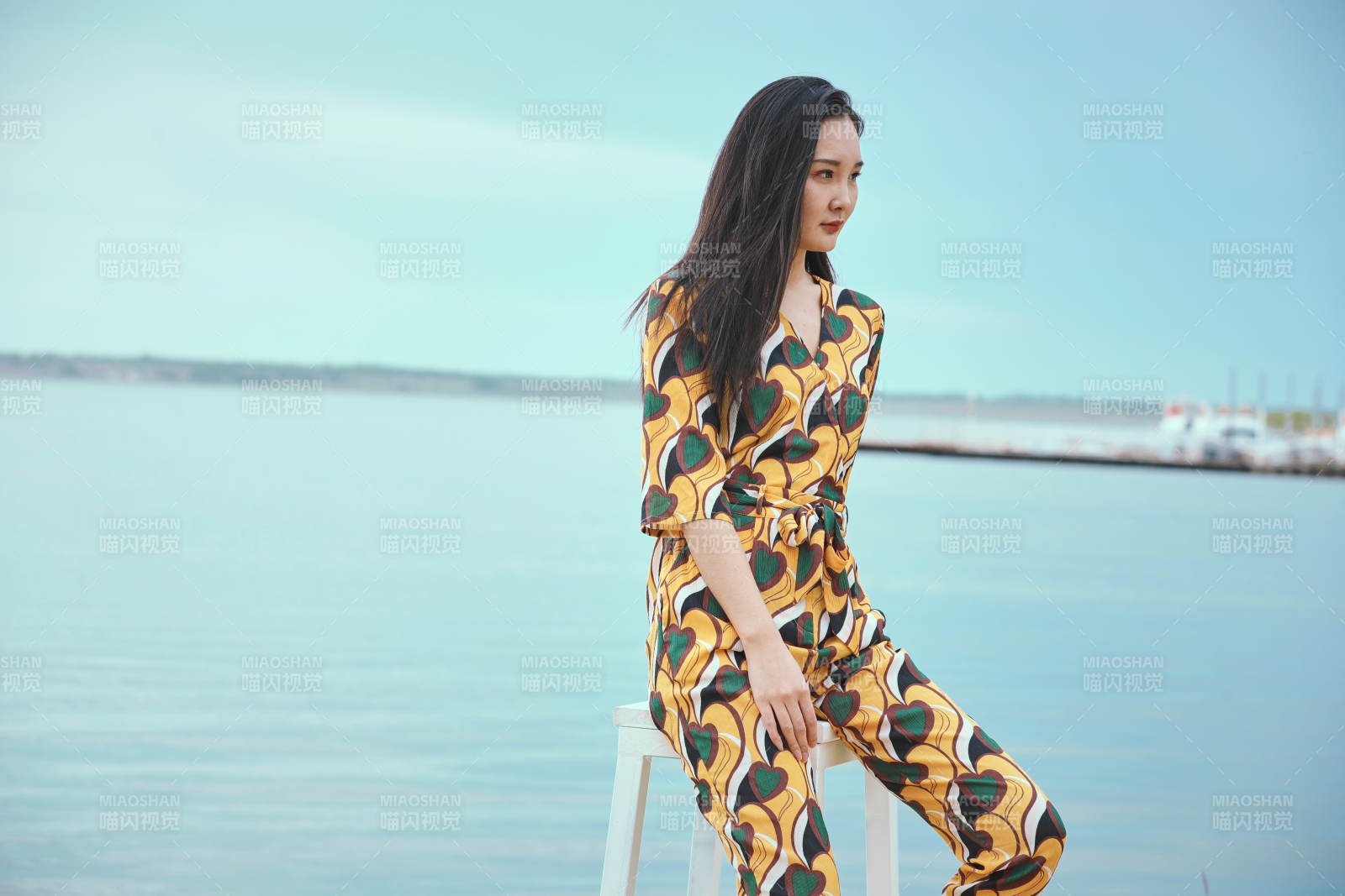 悠闲的坐在美丽湖岸码头的亚洲年轻女性人像图片