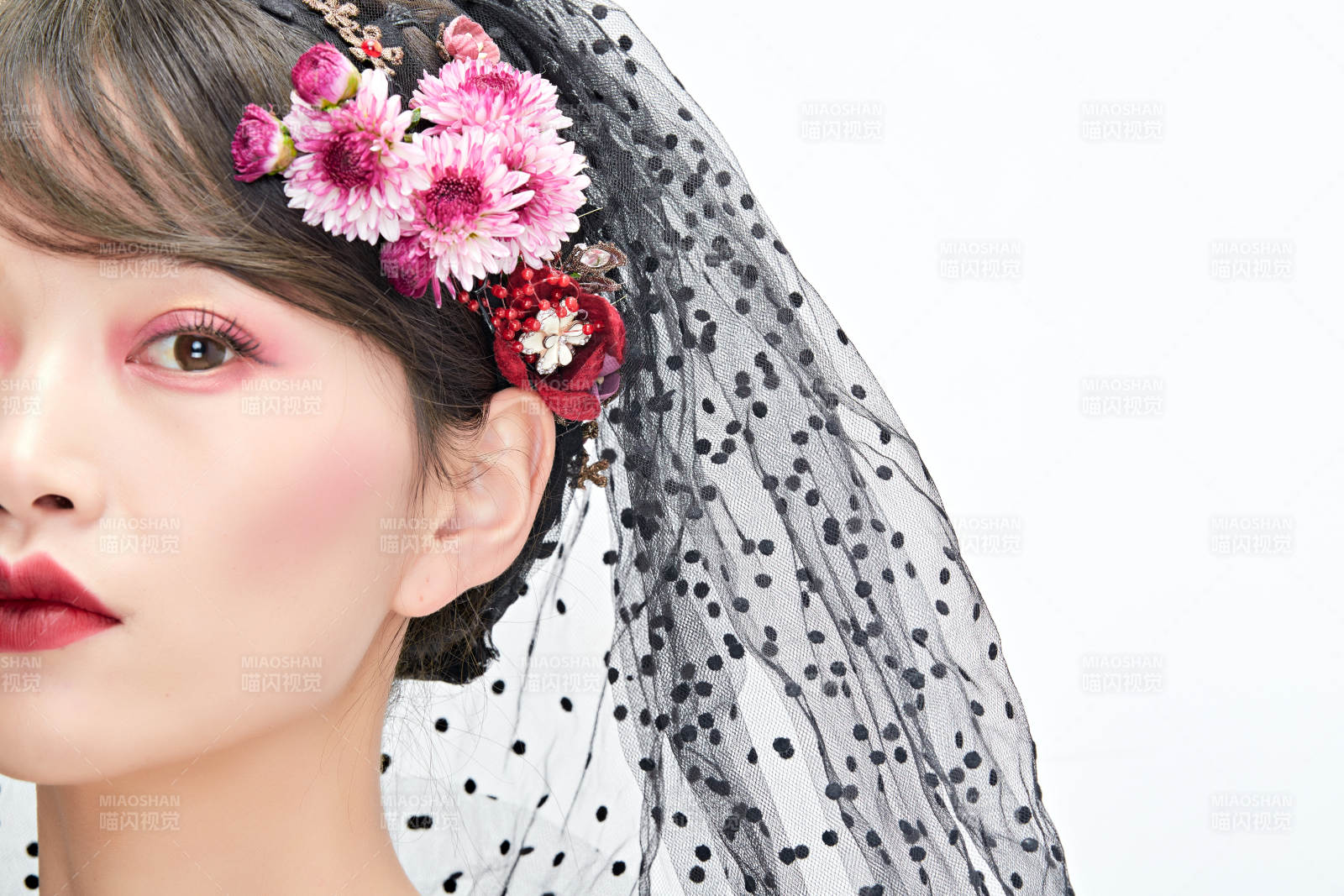 白色背景下的新娘彩妆美女人像图片