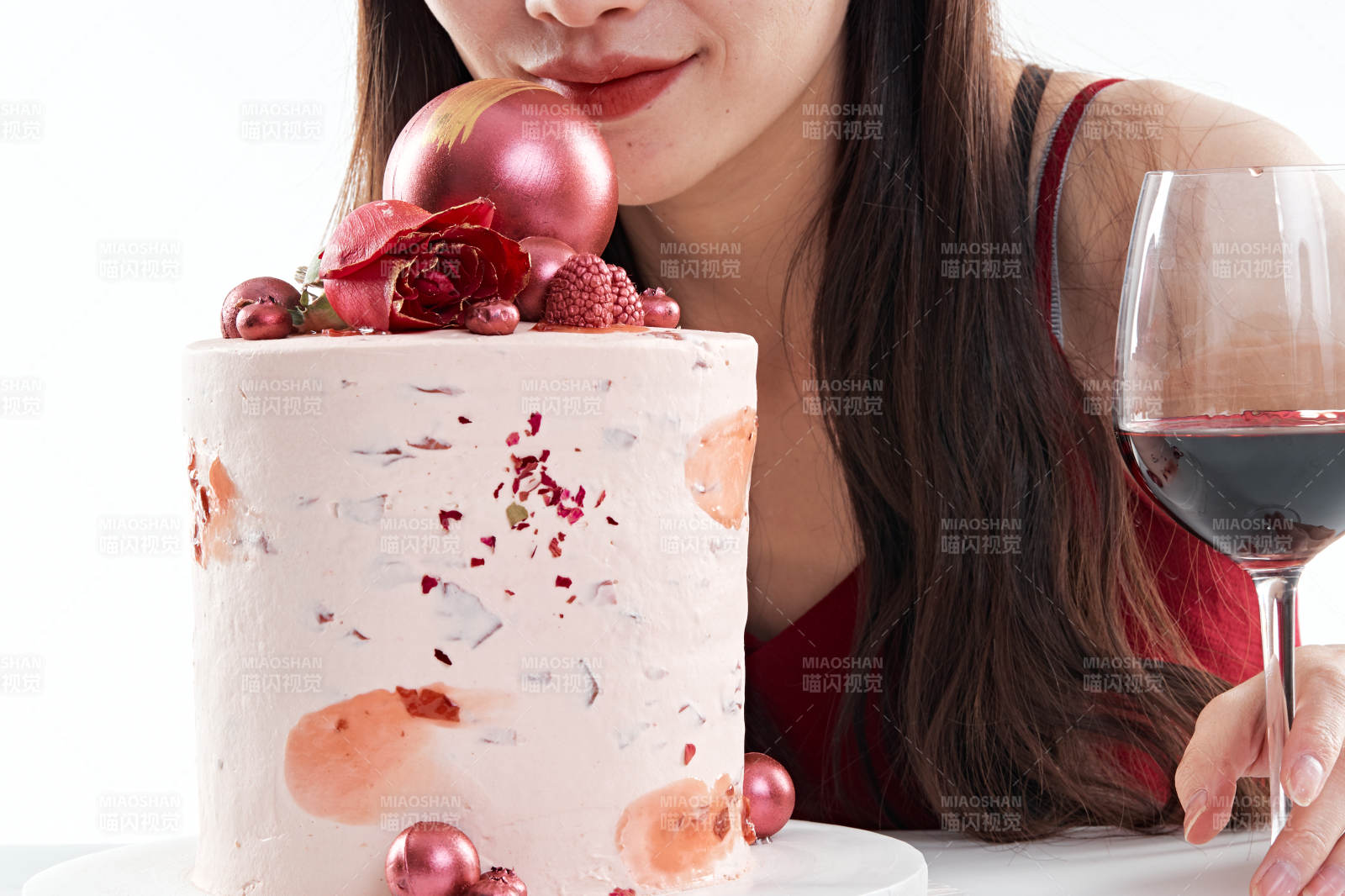 喝红酒品尝蛋糕的年轻女性图片