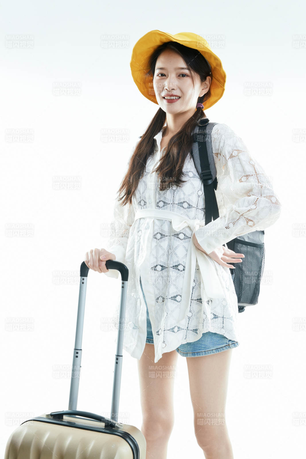 白色背景下准备出发旅行的美丽东方女大学生图片