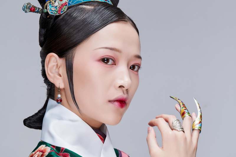 白色背景下的清代女性古装造型清朝古装图片