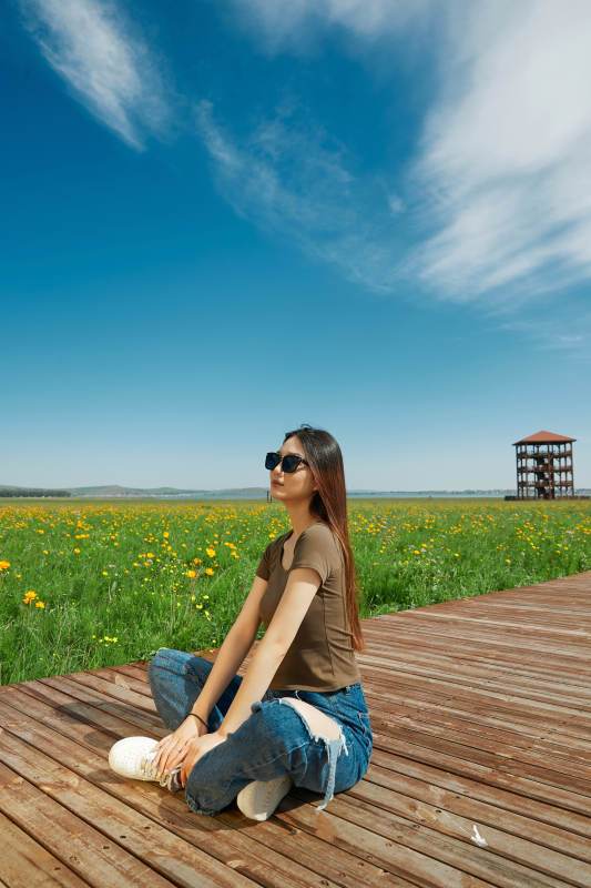 盛夏在草原湿地公园游玩的姑娘图片
