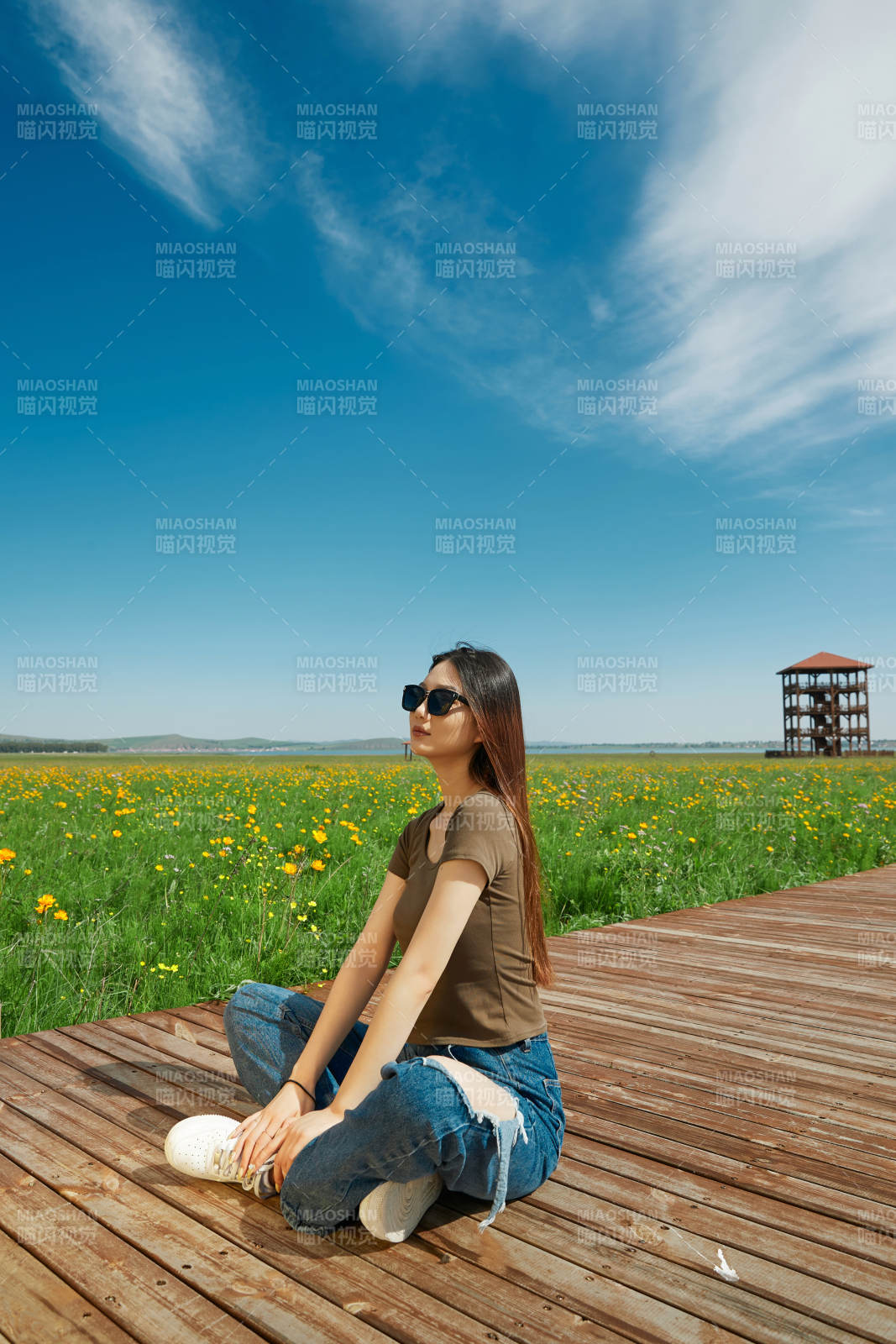 盛夏在草原湿地公园游玩的姑娘图片