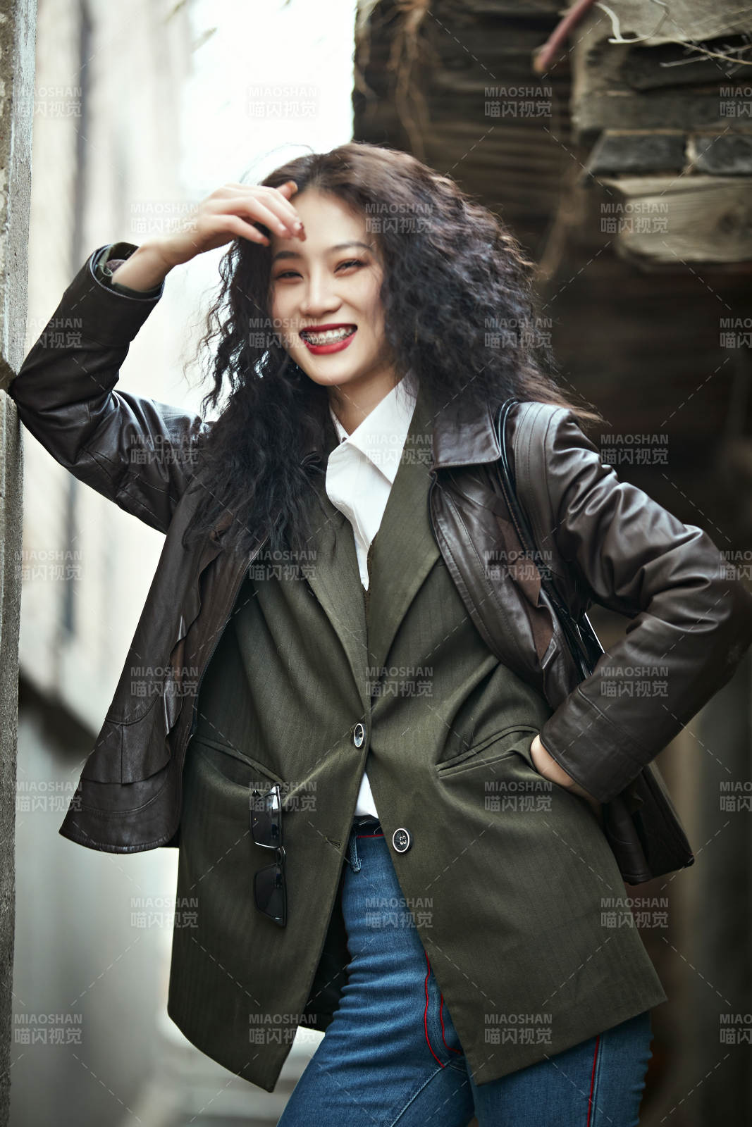 老旧城区里穿着复古港风的美丽清纯少女图片