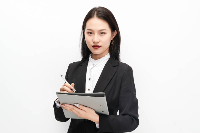 身穿西服拿着文件夹的美丽商务女士图片