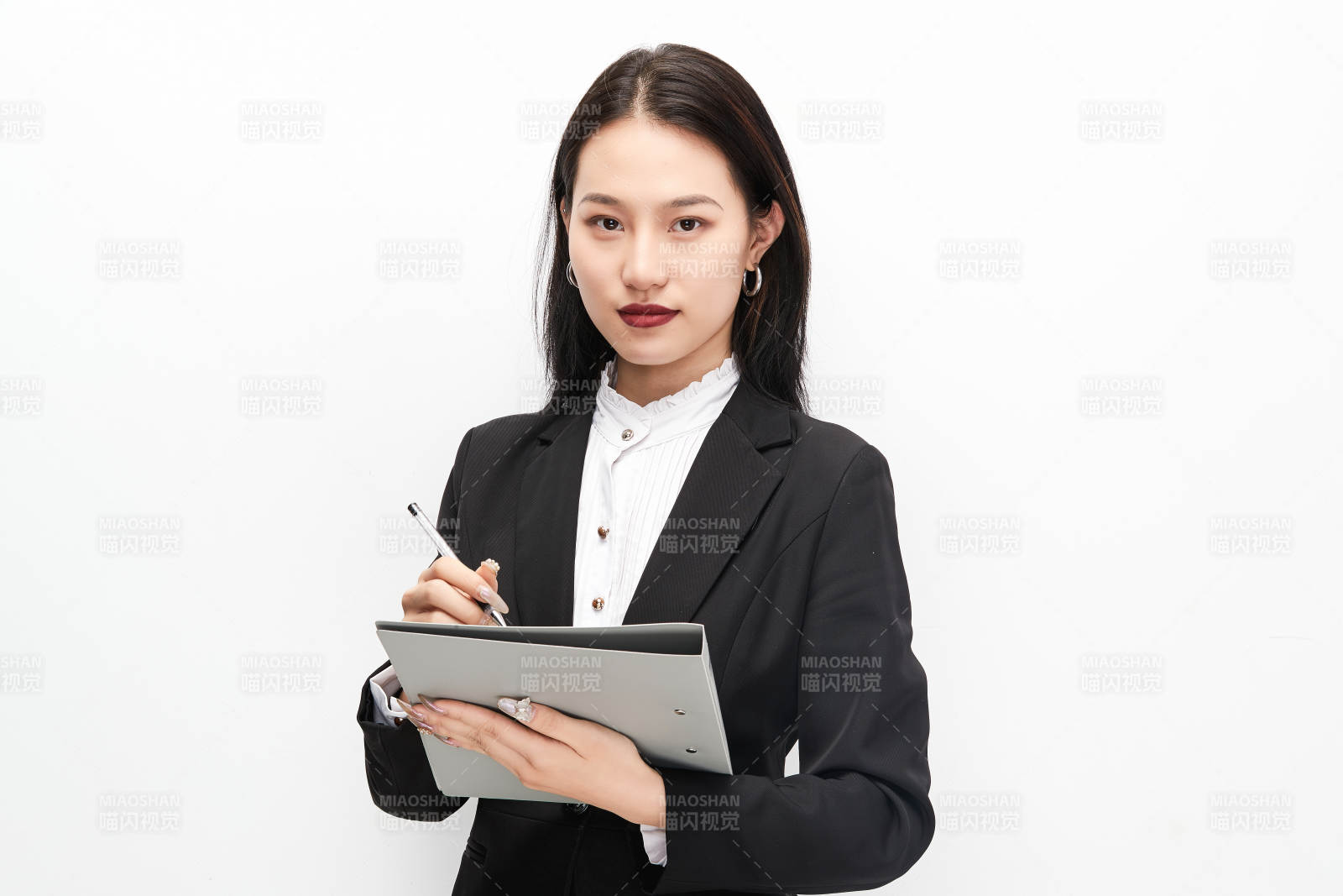 身穿西服拿着文件夹的美丽商务女士图片