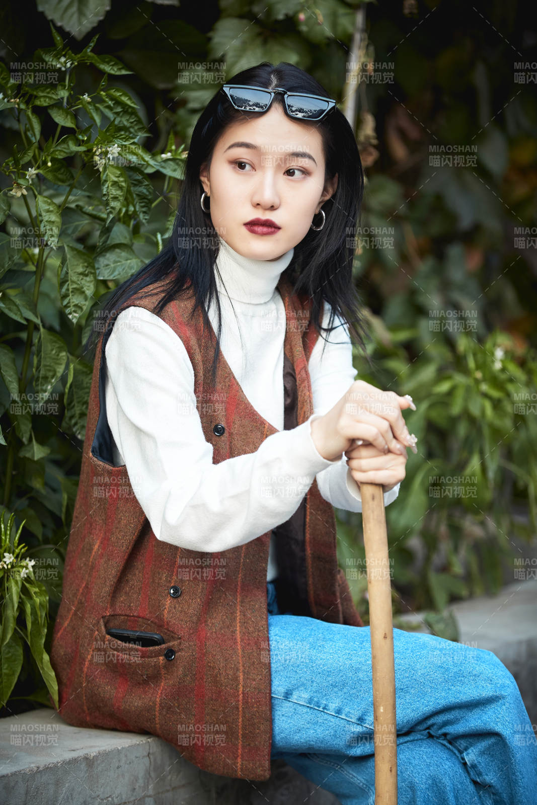 老旧城区里穿着复古港风的美丽清纯少女图片