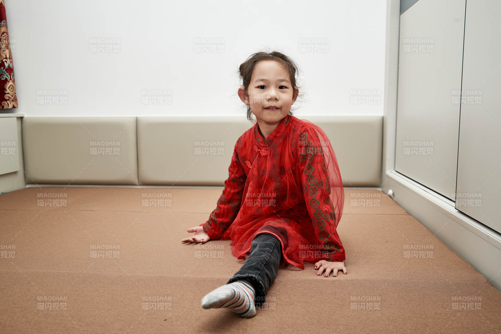 在家玩耍的亚洲小女孩图片