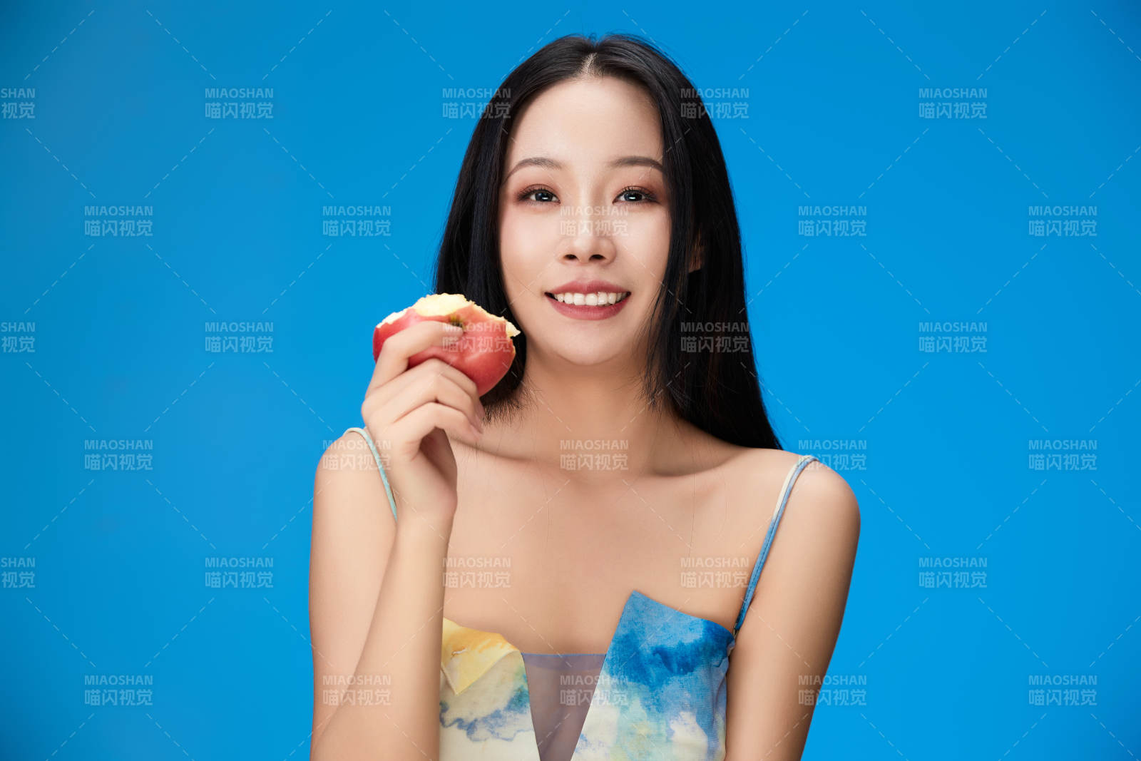 吃水果的亚洲东方长发少女图片