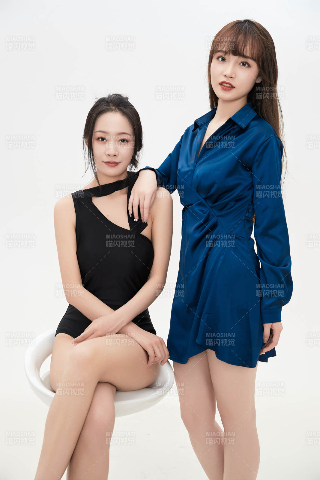 亲密无间的可爱的亚洲美女闺蜜图片