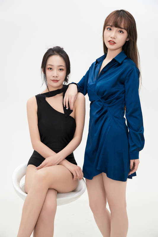 亲密无间的可爱的亚洲美女闺蜜图片