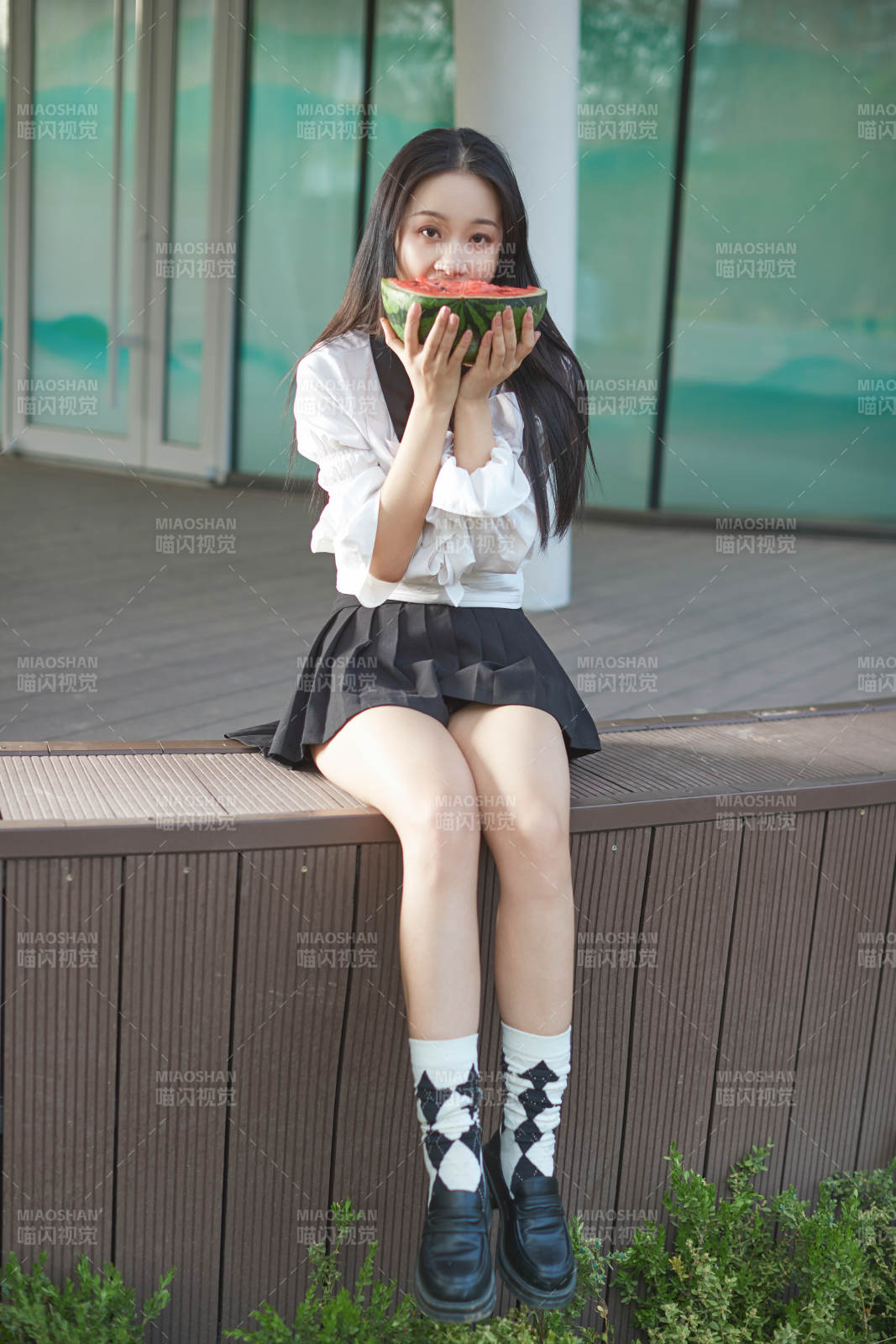 初夏户外公园吃西瓜的可爱少女图片