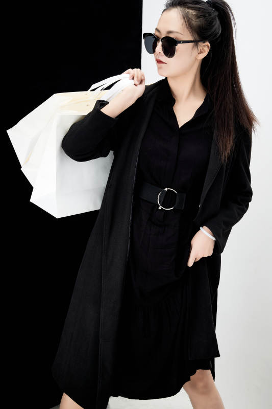 黑白色背景下的手提购物袋的时尚亚洲少女图片