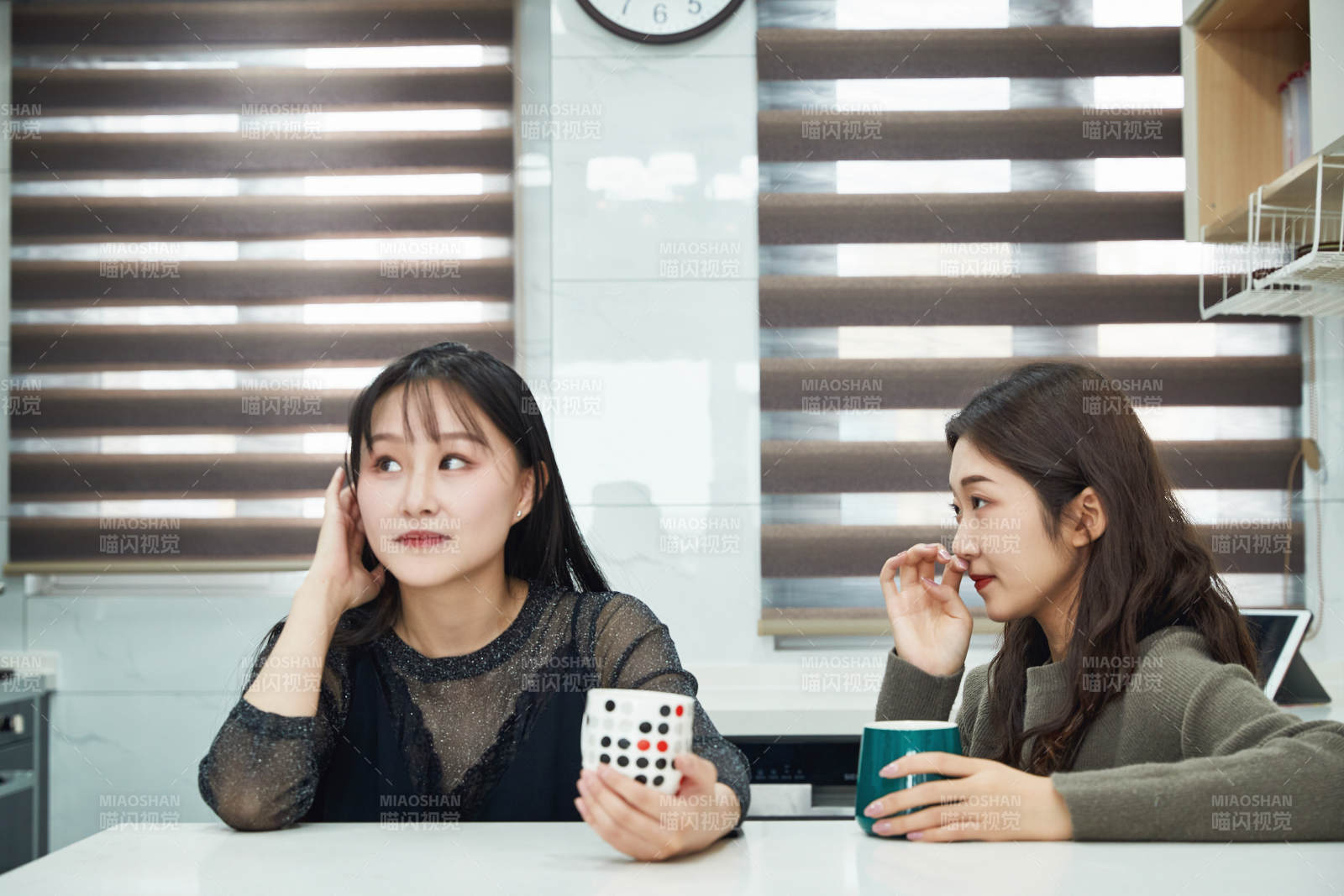 在餐厅喝咖啡闲聊的亚洲闺蜜图片