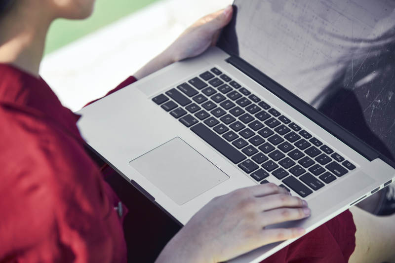 户外进行商务办公的青年女性局部特写图片