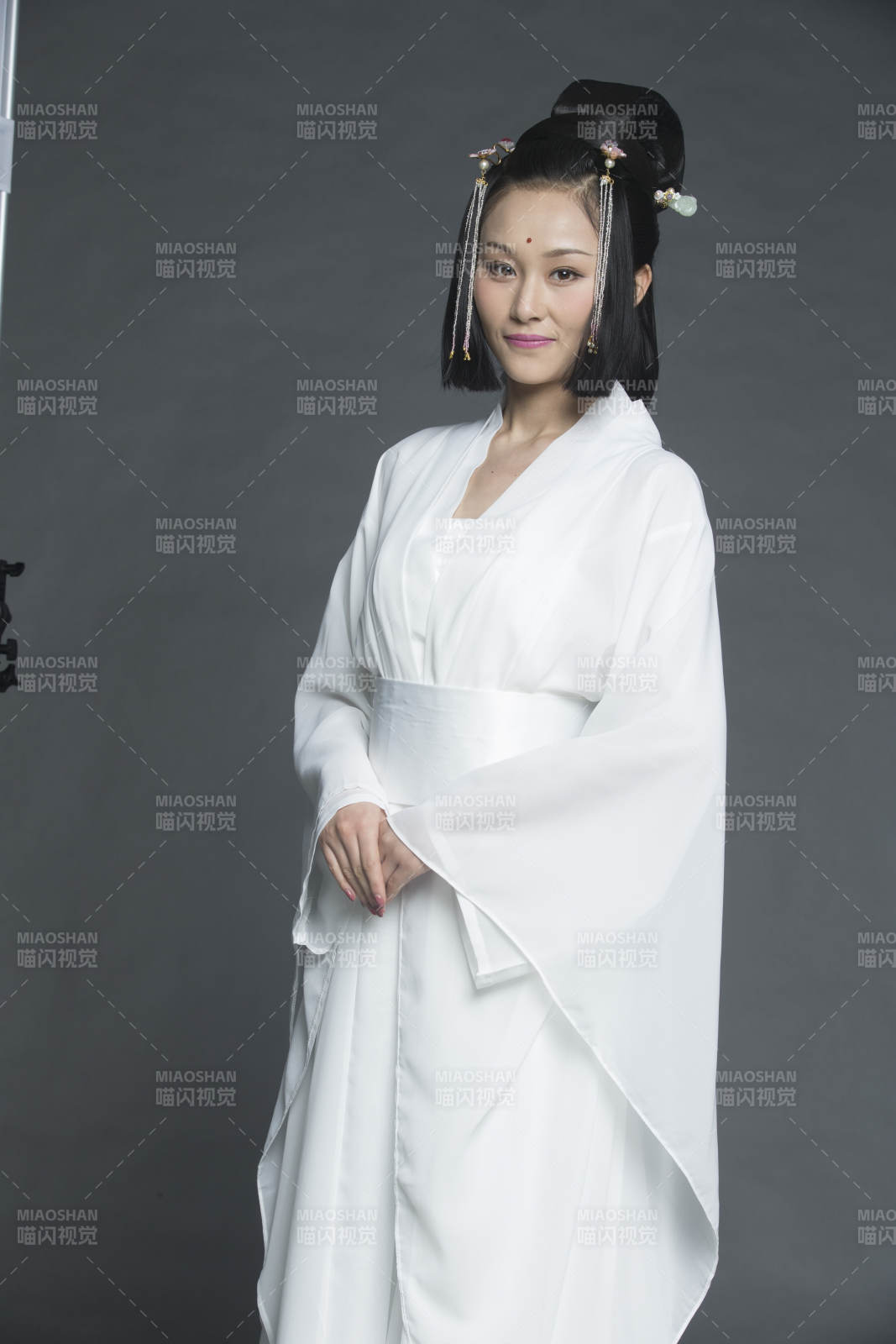 身穿古装的汉服女性人像汉服影棚拍摄图片