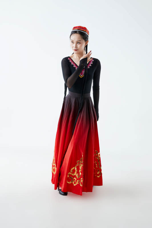 穿着新疆维吾尔族服饰跳舞的少女图片