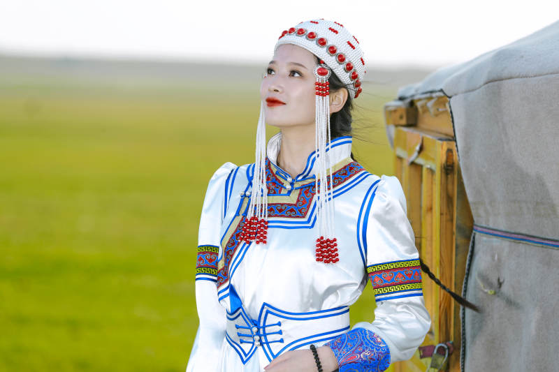 草原上穿着蒙古族传统服饰的亚洲年轻美少女图片