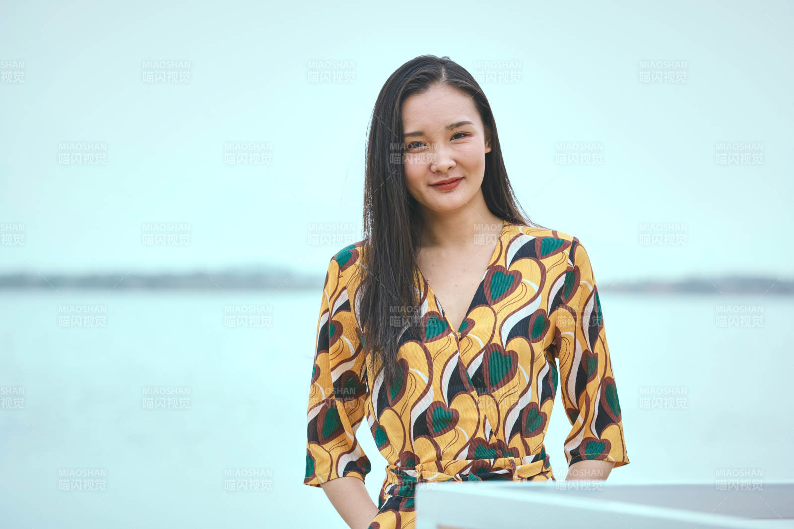 悠闲的坐在美丽湖岸码头的亚洲年轻女性人像图片