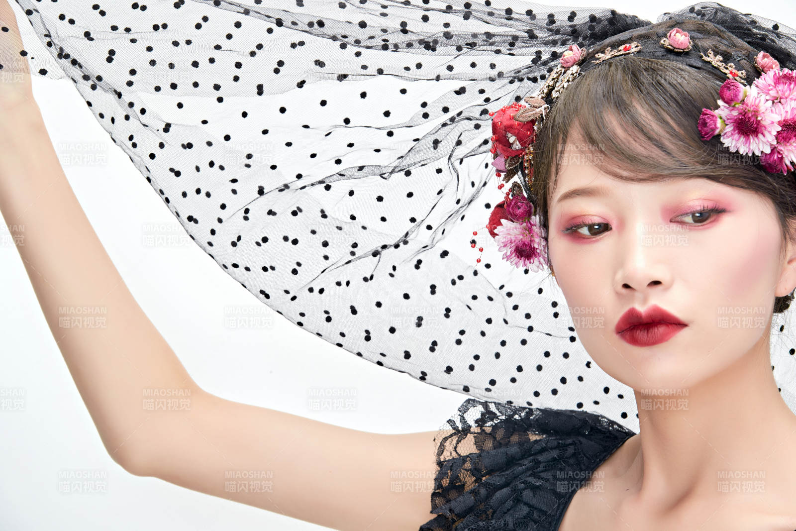 白色背景下的新娘彩妆美女人像图片