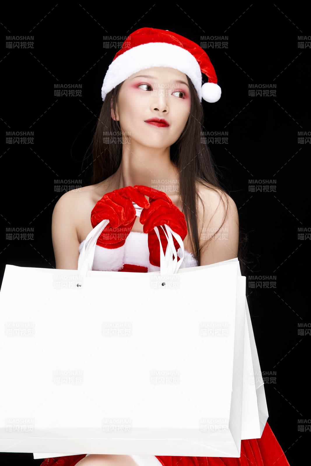 身穿圣诞服饰手提购物袋性感可爱的圣诞女郎图片