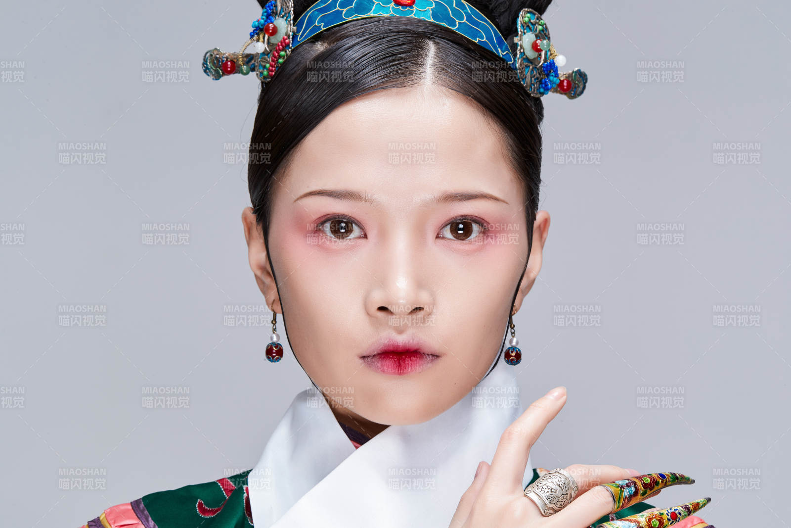 白色背景下的清代女性古装造型清朝古装图片