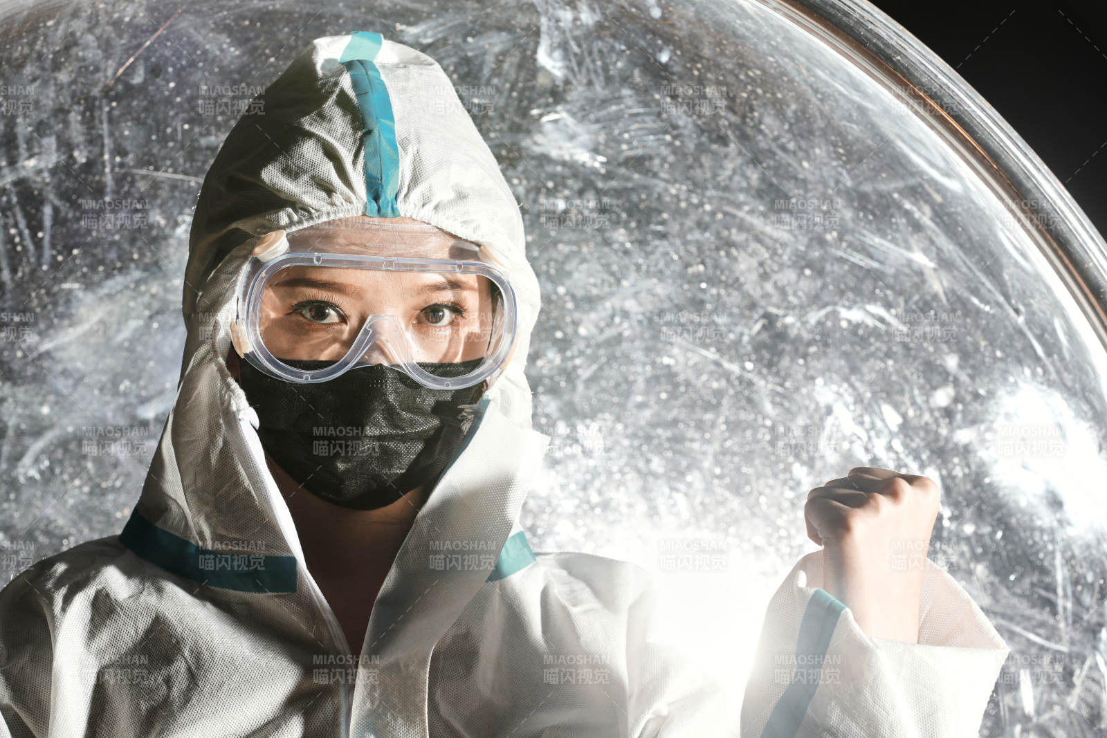 穿白色防护服佩戴护目镜口罩的女性防护人员图片