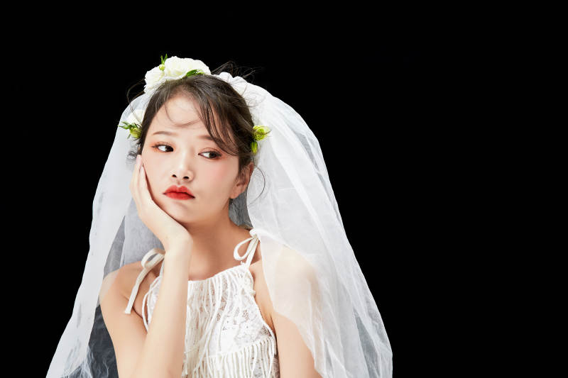 黑色背景下的美妆新娘彩妆人像图片