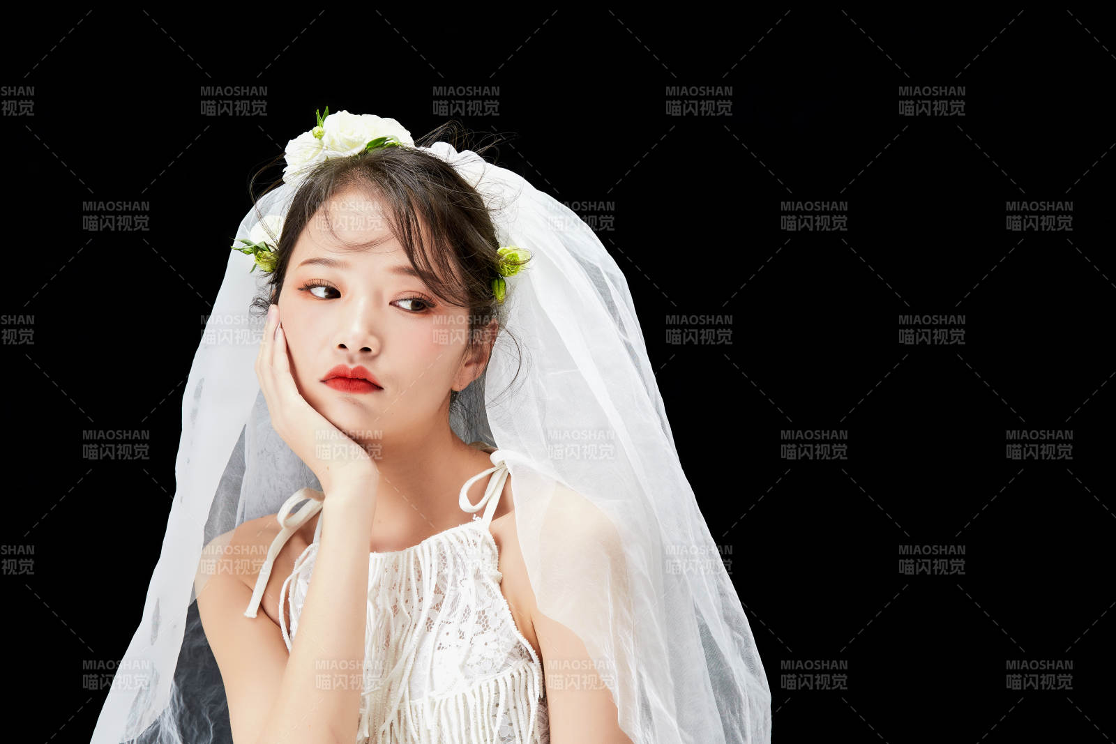 黑色背景下的美妆新娘彩妆人像图片