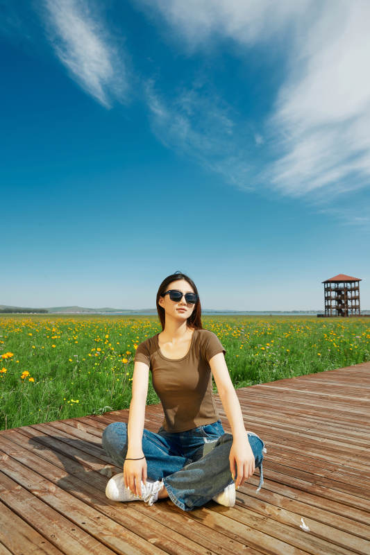 盛夏在草原湿地公园游玩的姑娘图片
