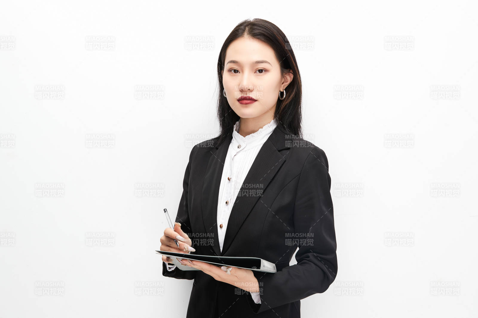 身穿西服拿着文件夹的美丽商务女士图片