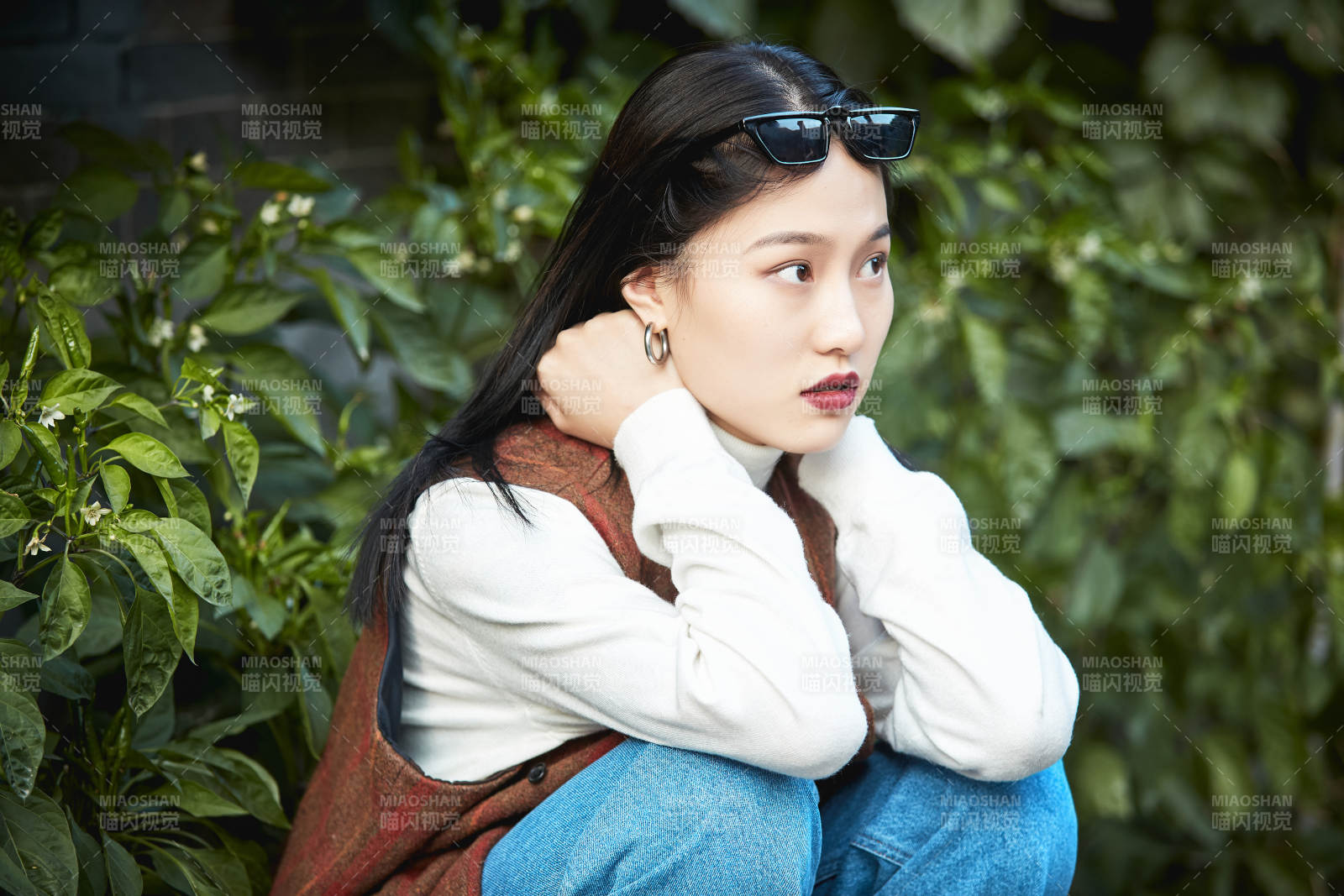 老旧城区里穿着复古港风的美丽清纯少女图片