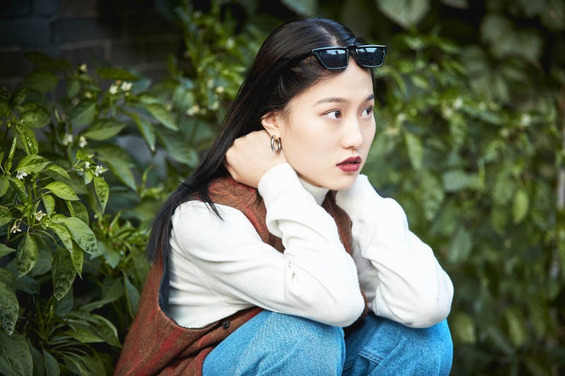 老旧城区里穿着复古港风的美丽清纯少女图片